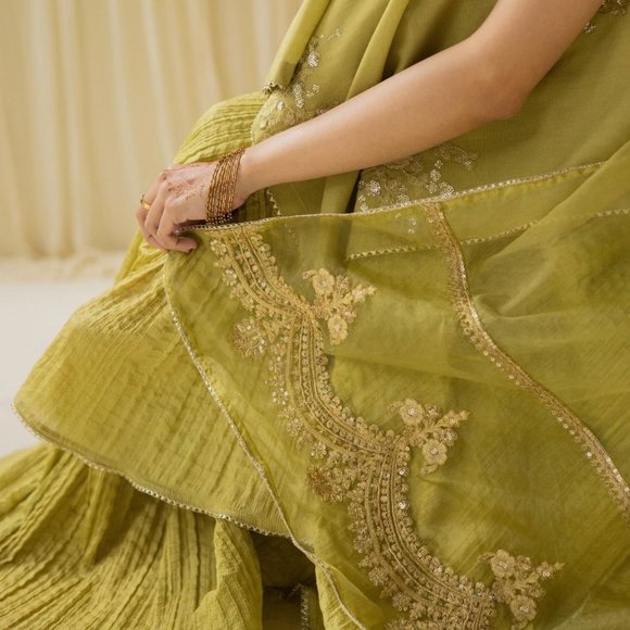 Punjabi Pakistani Gorgeous Green Outfit: Three-Piece Set! - Picture 5 of 6